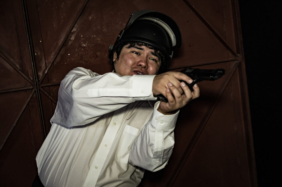 焦って味方に攻撃してしまいそうになる男性