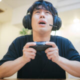 ゲーム実況中の男性