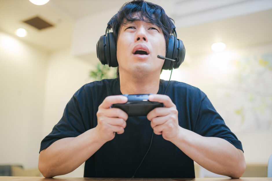 ゲーム実況中の男性