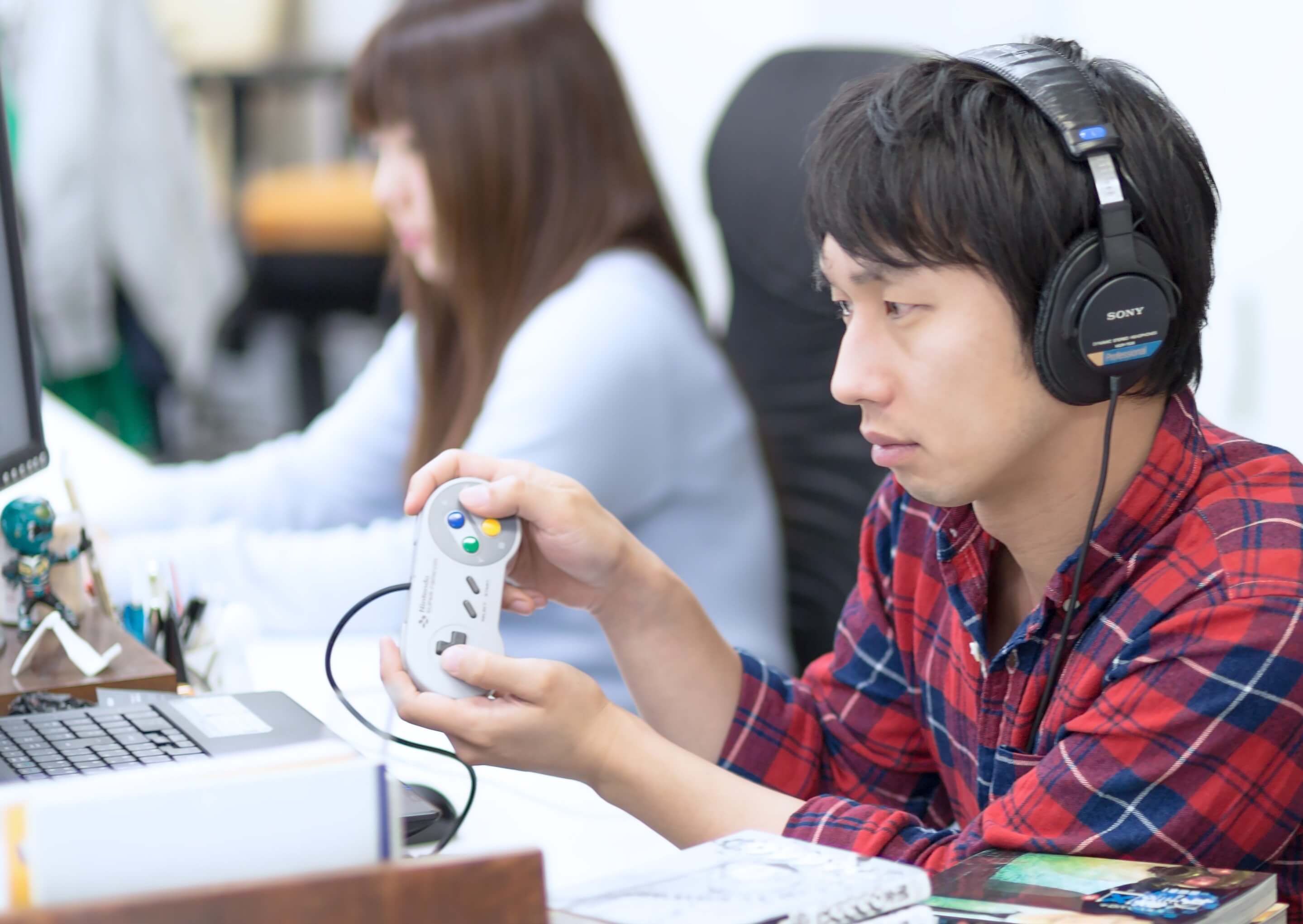 スーファミで遊ぶ男性