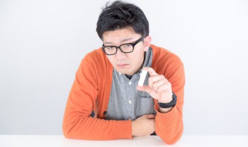 USBメモリーを持つ男性