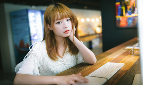 動画投稿に悩む女性