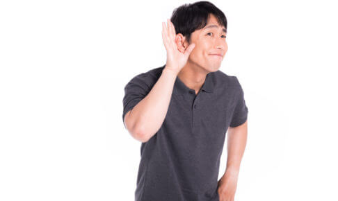 PS4プライムビデオの音量が小さすぎて耳を澄ます男性